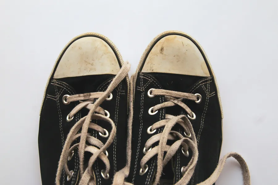 Sepatu sneakers tergantung di kabel